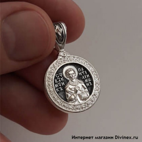 Серебряный нательный образок с ликом святого Пантелеимона 44987