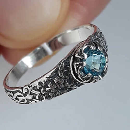 Женское серебряное кольцо с камнем