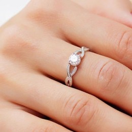 Серебряное женское кольцо с фианитом 17571