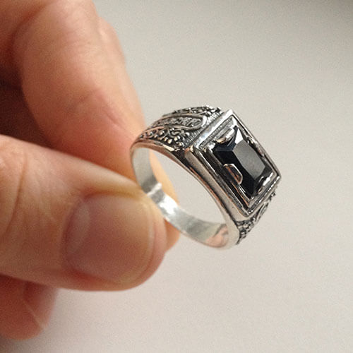 Серебряное мужское кольцо с черным ониксом