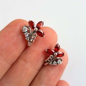 Серебряные серьги с красными камнями короткие (размер 16х12 мм), арт. 298509