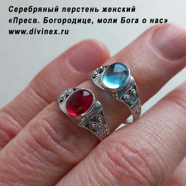 Два серебряных перстня (кольца) с разным цветом камней на пальце