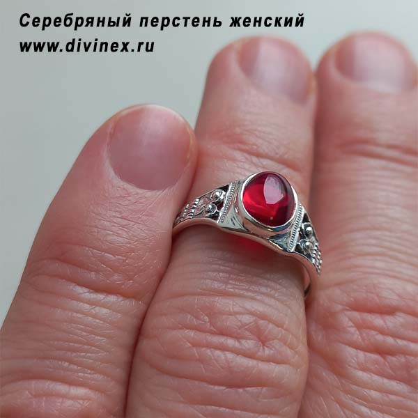 Перстень с красным камнем на пальце